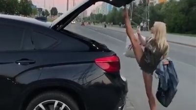 فتاة حسناء تغلق صندوق السيارة بطريقة مثيرة.. لن تصدق ماذا فعلت (فيديو)