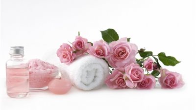 اللوز وماء الورد لنضارة بشرتك في رمضان