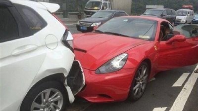 رد فعل غريب لسائق ضربته فتاة حسناء تقود فيراري (صور)