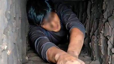 حرامي حاول الهروب من الشرطة فعلق في مدخنة المنزل (فيديو)