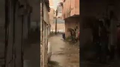 لحظة انفجار عمود كهربائي واشتعال النيران بسبب الأمطار (فيديو)