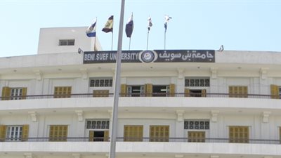 عميد معهد الليزر يهدي مكتبته الشخصية لجامعة بنى سويف