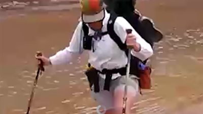 رجل يترك زوجته في مأزق لتوثيق مقطع ساخر (فيديو)