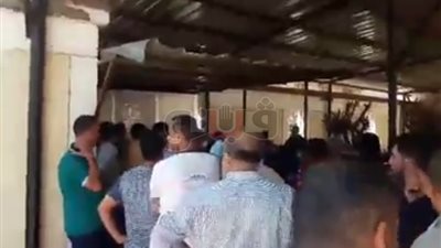 طوابير في مستشفى الجلدية بسبب تأخر موظفي قطع التذاكر بدمياط (صور)