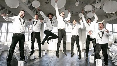 عروس تدعو حاضرات حفل زفافها لارتداء فساتين زفافهن (صور)