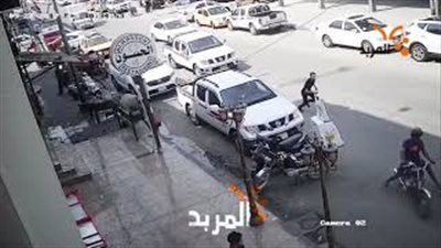 ماذا فعل شاب لحظة سرقة لصين دراجة نارية؟ (فيديو)