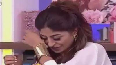 بالفيديو.. فنانة كويتية تنهار على الهواء بسبب متصلة