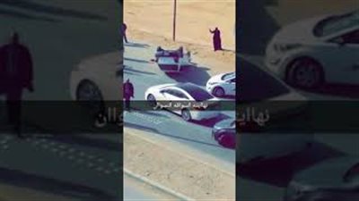 سعودية تتسبب في حادث انقلاب سيارة بالرياض (فيديو)