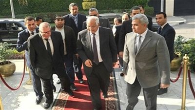وزير النقل يتفقد أعمال كوبري «القصاصين» بالإسماعيلية