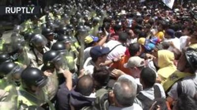 بالفيديو.. اشتباكات عنيفة بين شرطة فنزويلا ومحتجين ضد «مادورو»