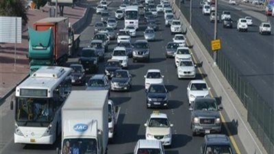 انتظام حركة المرور على الطرق السريعة.. كثافات بالمحاور الرابطة بالقاهرة والجيزة.. زحام بجسر السويس والدائرى والكورنيش.. ومصرع شخصين في حادث بطريق البدرشين