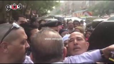بالفيديو.. أهالي الكونيسة يحاصرون سيارة محافظ الجيزة