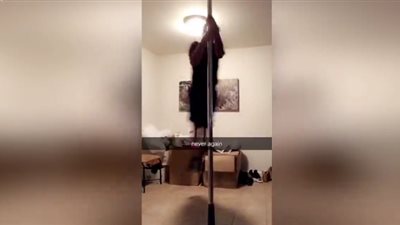 لحظة سقوط رجل من على عمود راقص (فيديو)