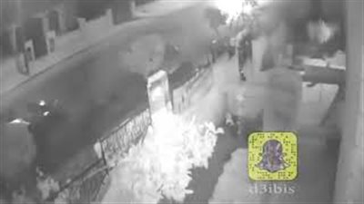 لحظة تصادم سيارتين بالأردن (فيديو)