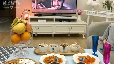 طقوس امرأة لحظة مشاهدتها مسلسلها المفضل تشعل فيس بوك (صور)