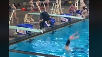 مدرب سباحة يتعرض لموقف محرج (فيديو)