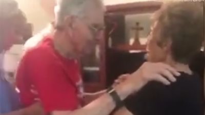 رجل مصاب بألزهايمر يتذكر رقصته المفضلة مع زوجته (فيديو)