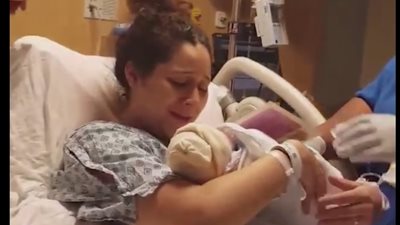 بالفيديو.. مفاجأة غير متوقعة لسيدة بعد وضع مولودها