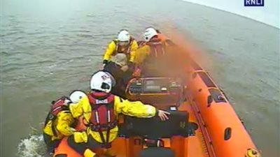 إنقاذ مذهل لامرأة محاصرة فوق سطح سيارة غارقة (فيديو)