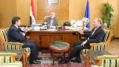 محافظ دمياط ورئيس الجامعة يستعرضان إنشاءات كلية الهندسة