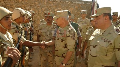 بالصور.. رئيس الأركان يتفقد النقاط الحدودية الغربية