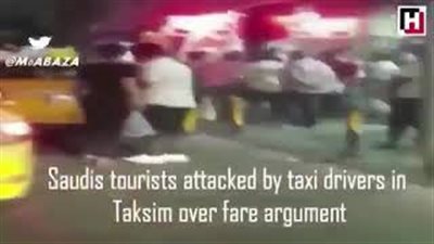لحظة اعتداء سائق «تاكسي» على سياح سعوديين في تركيا (فيديو)