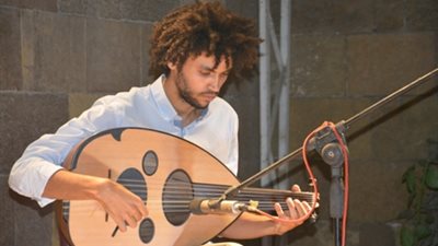 طارق الأزهري يعزف مقطوعات عربية وعالمية ببيت العود.. غدا