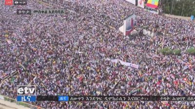 تفاصيل محاولة اغتيال رئيس وزراء إثيوبيا.. مجهولون يلقون قنبلة أثناء كلمة لـ«آبي أحمد» وسط مؤيديه.. مقتل 4 أشخاص وإصابة 100.. ضبط رجل وامرأتين مشتبه بهم.. ودول الجوار تتضامن مع أديس أبابا (في