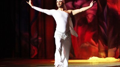 رقص الشباب «على واحدة ونص» يثير استياء رواد مواقع التواصل.. محمد: «الرجولة ماتت مقتولة».. فاطمة: «بيرقص أحسن مني».. على: «عايزين الدبح».. وأحمد: «الخواجات 