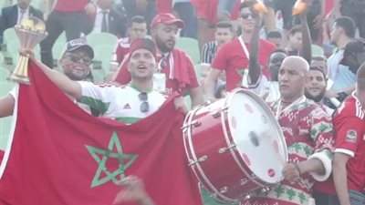 غناء ورقص.. جماهير المغرب تشعل الأجواء في إستاد السلام (فيديو)