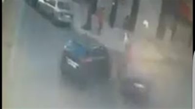 بالفيديو.. العناية الإلهية تنقذ شخصا من الموت في حادث تصادم غريب