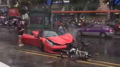 سيدة تدمر سيارة فيراري بسبب قيادتها المتهورة