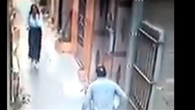 بالفيديو.. «حرامي» يثبّت طالبة بسلاح أبيض وسط الشارع