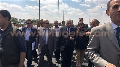وزير النقل ومحافظ الإسماعيلية يتفقدان كوبري القصاصين