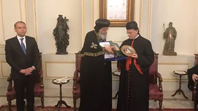 بطريرك الموارنة في لبنان والبابا تواضروس يتبادلان الهدايا التذكارية