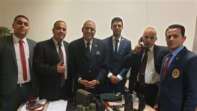 إحباط تهريب مناظير بنادق ونظارات ميدان بحوزة راكب أمريكي بالمطار