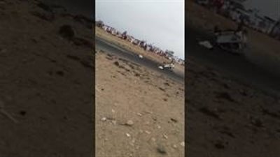 بالفيديو.. لحظة طيران شابين في الهواء بسبب انقلاب سيارة