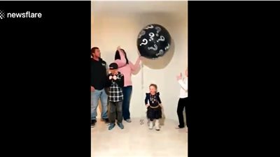 نوبة بكاء لطفل علم أنه والدته ستُرزق بصبي (فيديو)