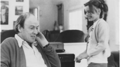 بالصور.. حفيدة سينارست شهير تقرر الزواج من امرأة