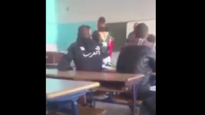 بالفيديو.. لحظة اعتداء طالب على معلم داخل فصل