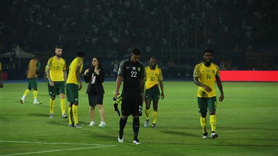 الحزن يسيطر على لاعبي جنوب أفريقيا بعد الخسارة من المغرب وسط مؤازرة جماهيرهم (صور)