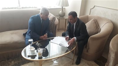 محافظ أسوان يناقش المشكلات والتحديات في مجال البنية الأساسية