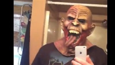 بالفيديو.. أب يصيب طفلته بحالة من الفزع بسبب شكله المرعب