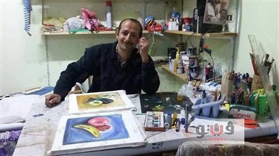 بالصور.. أحد أهالي طوخ يوزع مذكرة لتعليم الخط العربي