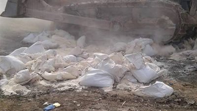 بالصور.. إعدام 2 طن أعلاف لعدم مطابقتها للمواصفات بالشرقية