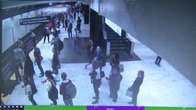 بالفيديو.. مشهد مؤثر لركاب مترو يوقفونه لإنقاذ حياة رجل