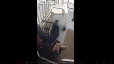 امرأة تلقن رجلا «علقة ساخنة» (فيديو)