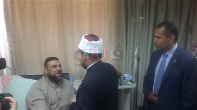 وزير الأوقاف يطمئن على العجمي بعد تعرضة لحادث سير (صور)