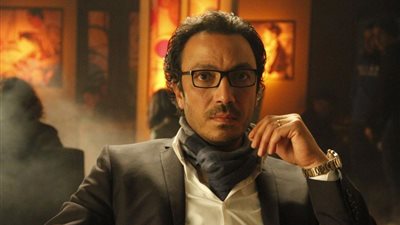 طارق لطفى يعود لبلاتوهات «بين عالمين» بعد خروجه من سباق رمضان