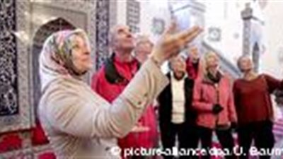 «يوم المسجد المفتوح».. تقليد سنوي تحييه الجاليات الإسلامية في ألمانيا.. يهدف إلى التعرف على الإسلام والمسلمين عن قرب.. يؤكد مناهضة العنصرية وإعلاء دولة القانون.. ويرفع شعار مقابلة العنف بالم